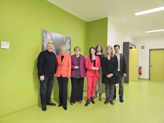 Die Einweihung mit Landtagsabgeordneter Andreas Rahm (v. l.), OB Beate Kimmel, Staatssekretärin Bettina Brück, Beigeordnete Anja Pfeiffer, Schulleiterin Sandra Bankowsky von der Bertha von Suttner IGS, Schulleiterin Dorothea Zink von der Kurpfalz Realschule plus und Beigeordneter Manuel Steinbrenner | Foto: Stadt Kaiserslautern/gratis