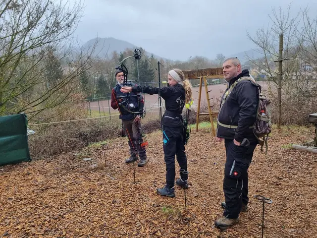 Bei den Bogenschützen im Hintergrund Jochen Lanius, Schützin Ida Trautmann (11) (Deutsche Meisterin 2025) im Vordergrund Stefan Fischer | Foto: Dirk Kolter