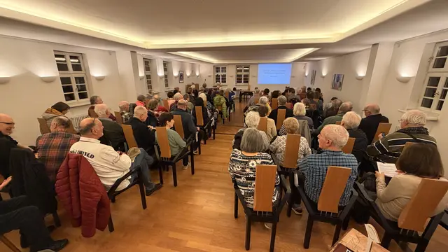 Voll besetzter Vortragssaal im historischen Rathaus | Foto: Michael Ceranski