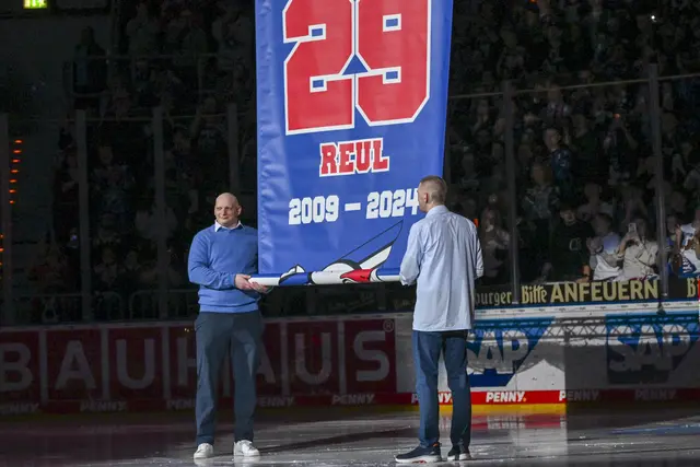 Denis Reul (links) entrollt sein Banner mit der ewigen Nummer 29.  | Foto: Ruffler/PIX-Sportfotos