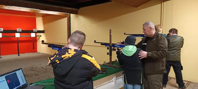 Bei den Luftgewehrschützen ist Ralph Schneider mit der Jugendmannschaft beim Training | Foto: Dirk Kolter