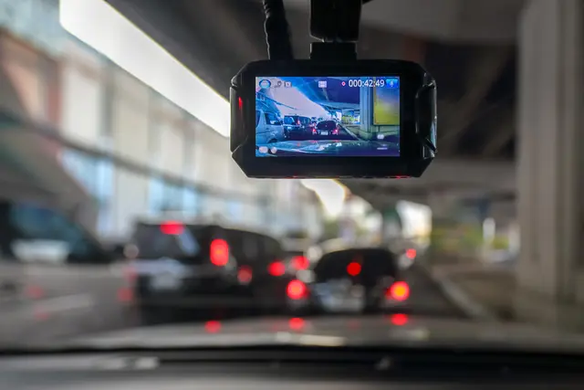 Regeln zur Dashcam-Nutzung in Deutschland, Datenschutz und Verwertbarkeit als Beweis. | Foto: ACV Automobil-Club Verkehr, Foto: Toa55