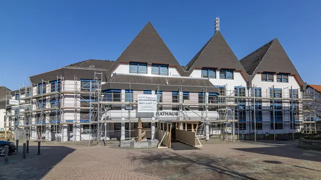 Das Rathaus in Ramstein erhält neue Fenster und einen neuen Anstrich. | Foto: Stefan Layes
