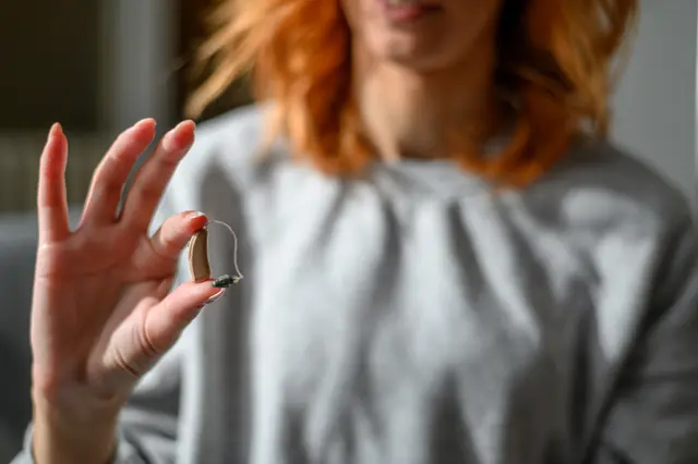 Beim Sport, unterwegs oder im Bad sammelt sich schnell Schweiß und Feuchtigkeit an. Mit trockener Reinigung und der richtigen Aufbewahrung bleiben Hörgeräte länger funktionsfähig. | Foto: Zamrznuti tonovi/stock.adobe.com