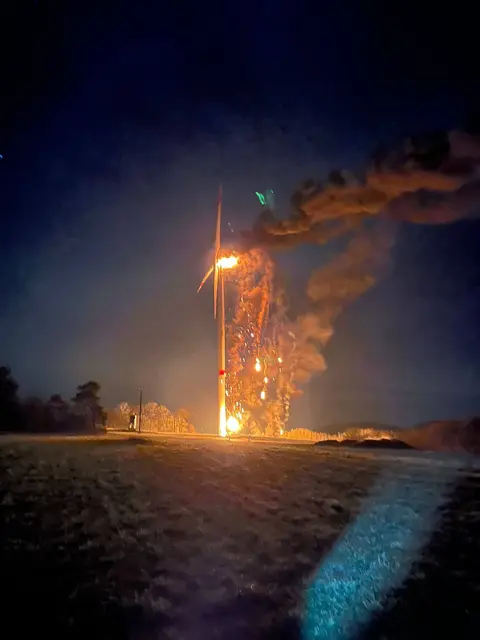 Am Mittwochabend hat ein brennendes Windrad nordwestlich von Kirrweiler bei Lauterecken einen größeren Einsatz ausgelöst | Foto: Feuerwehr Lauterecken