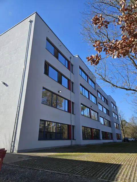 Das neue Schulgebäude grenzt direkt an den Pfälzer Wald | Foto: Stadt Kaiserslautern/gratis
