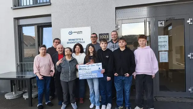 Spendenübergabe bei der Lebenshilfe in Kusel am 25.02.2026
Hintere Reihe v.l.n.r.: Timo Schneider (Hauptamtlicher Vorstand), Heike Kern (stellvertretende Einrichtungsleiterin), Hubert Amann, Martin Fischer, vordere Reihe v.l.n.r.: 3 Bewohner der Einrichtung, Tessa Jochum, Timo Dahl, Hannes Hach, Johannes Baron
 | Foto: Martin Fischer
