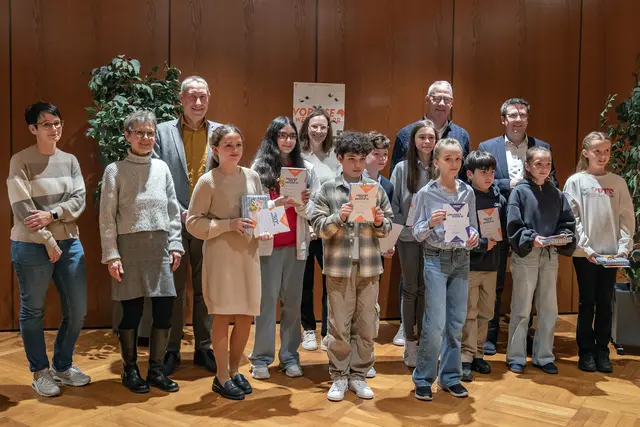 Alle neun Schulsieger mit den Jurymitgliedern, Büchereileiterin Michelle Müller (6.v.l.) Bürgermeister Ralf Hechler (hinten, 2.v.r.) und Kreisbeigeordneter Jan Schneider (3.v.l.). Siegerin Lilli Altherr vorne, 4. von rechts. | Foto: Silke Zimmer
