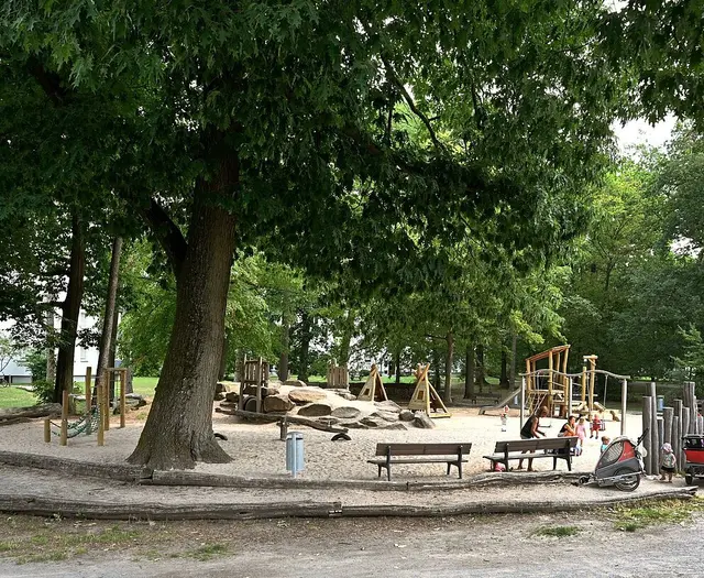 Bäume bieten Schatten auf Spielplätzen wie dem Indianerspielplatz in der Nordweststadt | Foto: Stadt Karlsruhe, Monika Müller-Gmelin