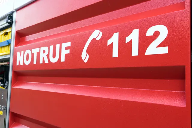 Rund 20 Heuballen brennen: Feuerwehr lässt Feuer kontrolliert abbrennen / Symbolbild | Foto: PhotographyByMK/stock.adobe.com