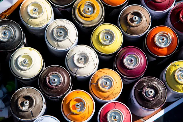 Außer Lacken und lösungsmittelhaltigen Farben können auch Reste von Putz- und Waschmitteln, flüssiges Speiseöl, Pflanzenschutzmittel, Feuerlöscher sowie andere Haushalts-Chemikalien abgeben werden | Foto: Roberto/stock.adobe.com