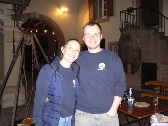 Felix ist das Gesicht hinter dem Weinen. Er führt den Keller mit Leidenschaft, Fingerspitzengefühl und kompromisslosem Qualitätsanspruch. Außerdem packt er als Juniorchef überall mit an.
Seine Freundin. | Foto: Gunter Bohrer