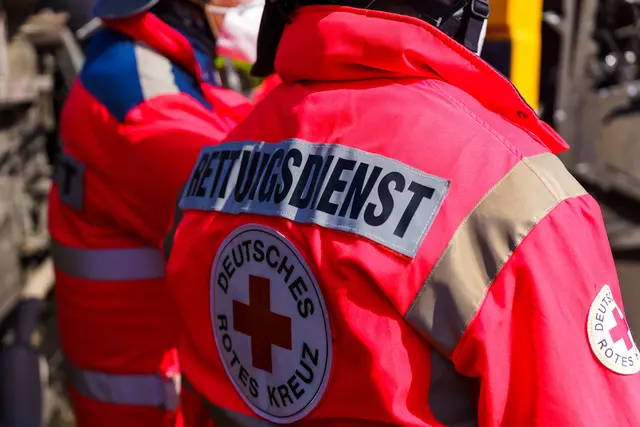 Arbeiter stürzt acht Meter durch Hallendach und verletzt sich schwer/Symbolfoto | Foto: Kim Rileit
