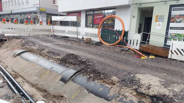 In Höhe der Metzgerei Neumeier wurde der verrohrte Speyerbach freigelegt; hier entsteht künftig ein größeres Beet mit Platz für zwei neue Bäume. | Foto: Stadt Neustadt