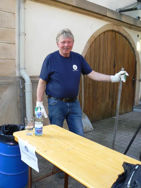 Karl - Ludwig
genannt Kalle ist de Mann für Reben, Räder und Reperaturen. Er pflegt die Weinberge, liefert Wein aus und baut oder repariert alles, was anfällt - immer gut gelaunt und voller Tatendrang. | Foto: Gunter Bohrer