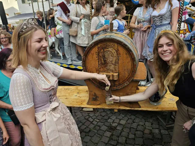 Weinfeste Pfalz 2026 werden häufig traditionell eröffnet – mit Fassanstich, Reden und den Weinhoheiten der Region. Das Bild zeigt den Fassanstich auf der Jakobuskerwe in Hambach mit der Hambacher Weinprinzessin Lea | Foto: Eva Bender