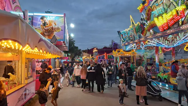 Weinfeste und Kerwen in der Pfalz 2026 bieten Unterhaltung für die ganze Familie – Fahrgeschäfte, Lichter und Feuerwerke sorgen wie hier auf der Kerwe in Kaiserslautern für eine besondere Festatmosphäre | Foto: Monika Klein