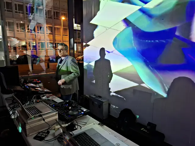 Waldrauschen mit "to661" am Mischpult und Visuals von Benjamin Jantzen | Foto: Brigitte Melder