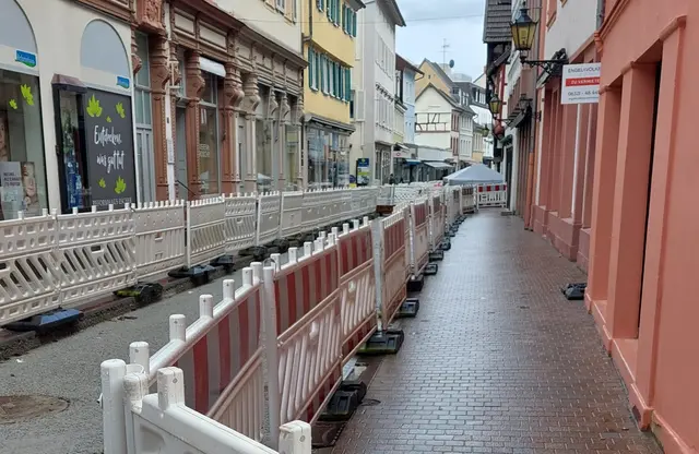 In der Kellereistraße liegen die Pflasterarbeiten witterungsbedingt rund drei Wochen hinter dem Zeitplan, die Fertigstellung bis Ende August ist jedoch gesichert. | Foto: Stadt Neustadt