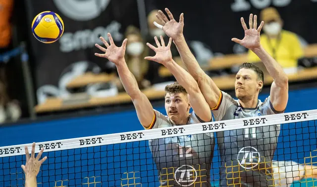 Mittelblocker Marcus Böhme (r) hofft auf den ersten großen Titel für den VfB Friedrichshafen seit 2022. (Archivbild) | Foto: dpa