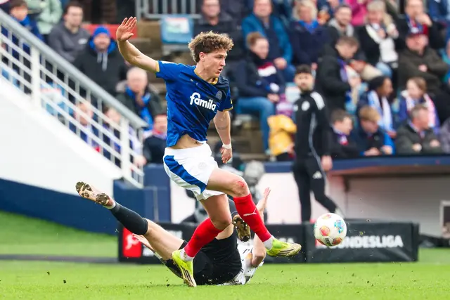 Kiels Phil Harres (l) und Elversbergs Maximilian Rohr kämpfen um den Ball. | Foto: dpa