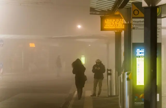 Auch am Samstag ist das Warten auf Bus und Tram in zahlreichen Orten vergeblich.  | Foto: dpa