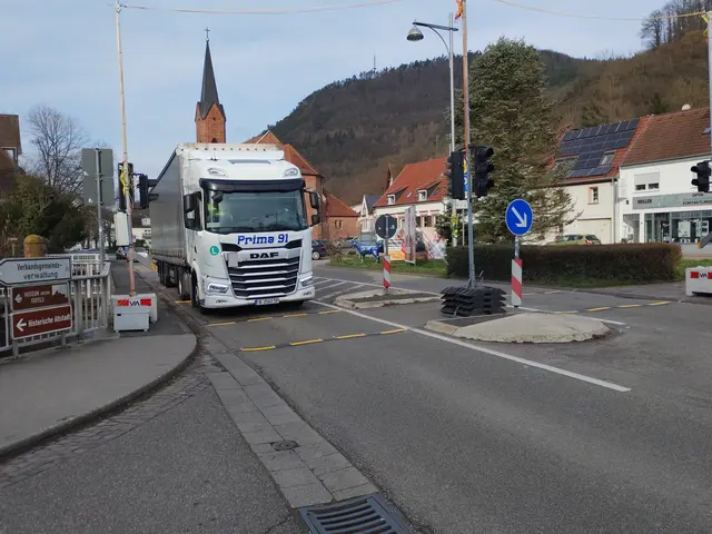 Offensichtlich findet trotz Verbot noch LKW-Transitverkehr statt.  | Foto: M. Schindler, adfc