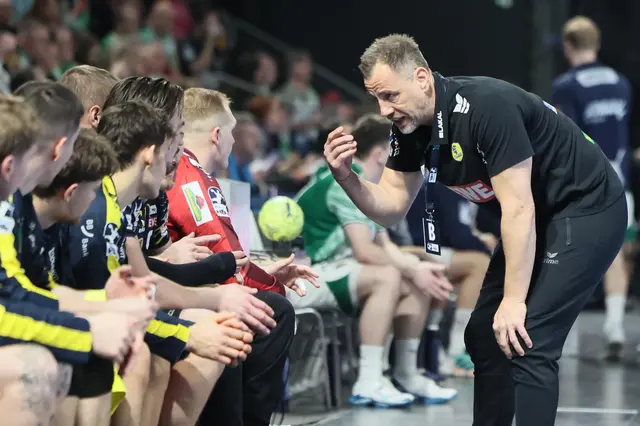 Löwen-Trainer Maik Machulla (rechts) spricht beim Spiel in Berlin auf sein Team ein.  | Foto: Voigt/PIX-Sportfotos