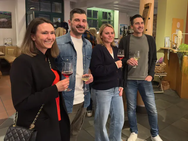 Gäste zur Vernissage | Foto: Johann-Peter Melder