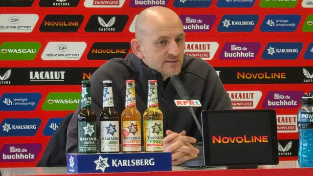 Trainer Torsten Lieberknecht musste sich die zweite Halbzeit auf der Tribüne ansehen | Foto: Jens Vollmer