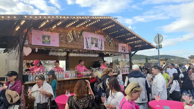 Frühlingsgenuss in der Pfalz: Mandelino-Cocktail bei der Gimmeldinger Mandelblüte | Foto: Eva Bender