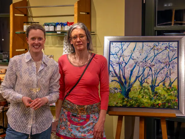 Frau Lutge und die Künstlerin Petra Helm neben dem Mandelblütenbild | Foto: Johann-Peter Melder