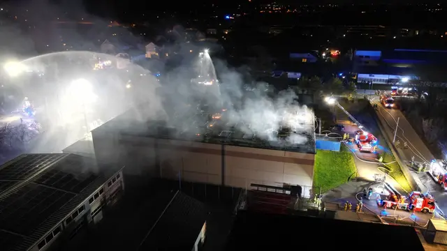 Die Feuerwehr konnte die Flammen nur von außen löschen. | Foto: dpa