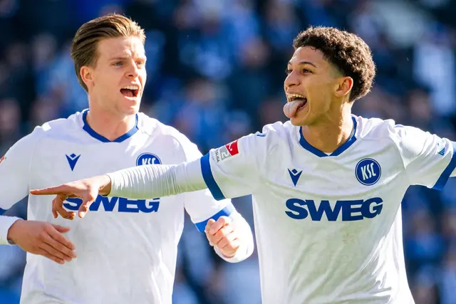 Die Karlsruher Dzenis Burnic (l) und Torschütze Louey Ben Farhat (r) bejubeln das Tor zum 0:1. Auch das 0:2 erzielte er. | Foto: dpa