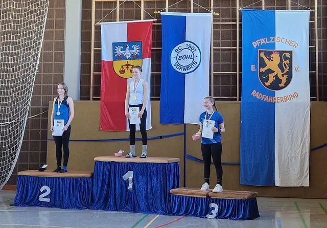 Konnte zur Siegerehrung sich dennoch über die Bronze freuen (Klara Schlimmer hinter Madita Becker (RCV Böhl-Iggelheim) und Anna Luisa Schwanke (TSG Flonheim) | Foto: |szip