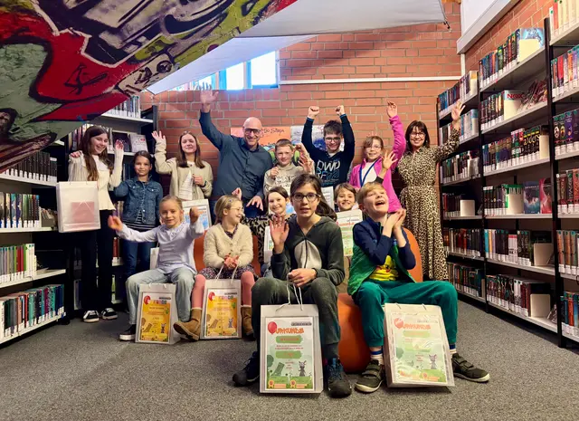 Lesestargewinner*innen mit Bürgermeister Andreas Emmerich und Bibliotheksleiterin Christine Siefermann | Foto: Stadtverwaltung Waghäusel Presse- und Öffentlichkeitsarbeit
