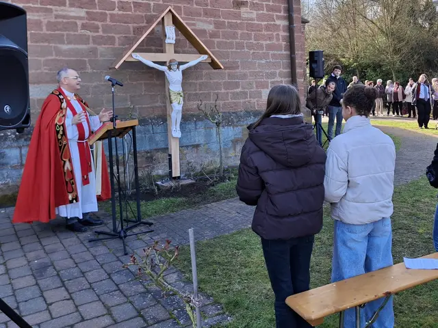 Pfarrer Stenz segnet das restaurierte Missionskreuz an der St.-Valentinuskirche in Bann im Beisein zahlreicher Gläubiger. | Foto: Arnold Germann
