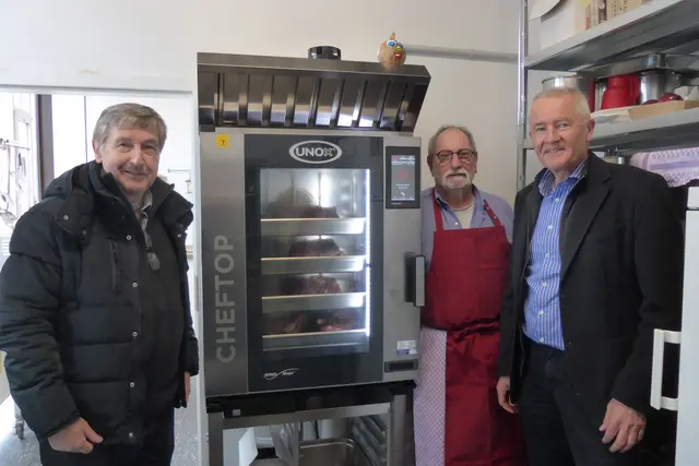 Ralf Waldkirch und Andreas Lochbühler mit neuem Konvektomaten (v.l.n.r.) | Foto: DW/Carp