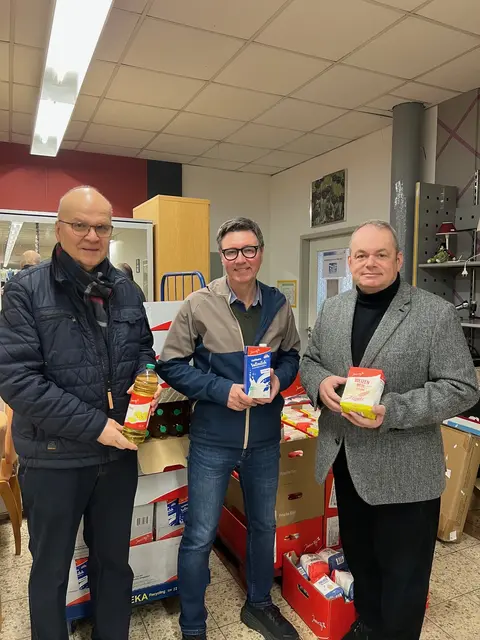 Gilbert Bürk, Oliver Frowerk und Michael Grub (v.l.) bei der Übergabe der ersten Charge der Lebensmittel. | Foto: BürgerStiftung