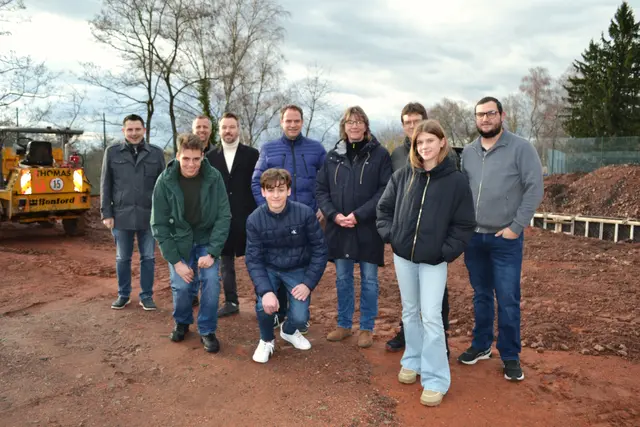 Vertreter des ESV Pirmasens, der Benoit &amp; Holzer GbR, der Stadt und des Jugendstadtrats bei der Baustellenbesichtigung | Foto: Frank Schäfer