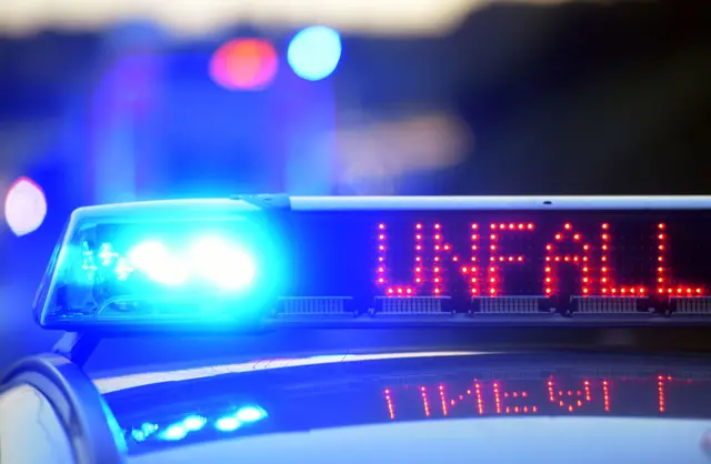 Die Autobahn 8 ist gesperrt - der Verkehr staut sich kilometerlang. (Symbolbild) | Foto: dpa