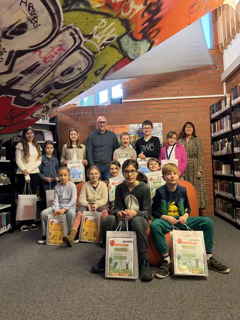 Lesestargewinner*innen mit Bürgermeister Andreas Emmerich und Bibliotheksleiterin Christine Siefermann | Foto: Stadtverwaltung Waghäusel Presse- und Öffentlichkeitsarbeit