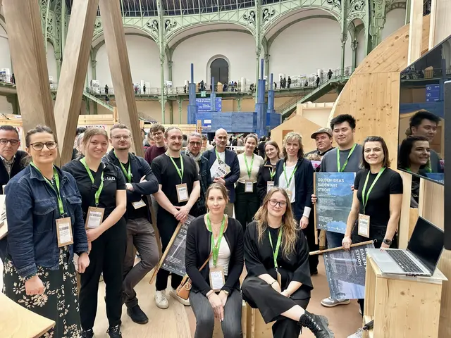 Studierende der Hochschule Kaiserslautern präsentieren ihr Forschungsprojekt „Golden Corn – Bauen mit Stroh“ auf dem internationalen Forum Bois Construction 2026 in Paris | Foto: HS KL/gratis