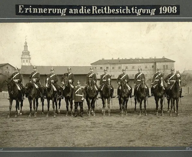 Das Foto der Reitbesichtigung beim Badischen Train-Bataillon Nr. 14 ist in der Ausstellung zu sehen | Foto: Pfinzgaumuseum Durlach