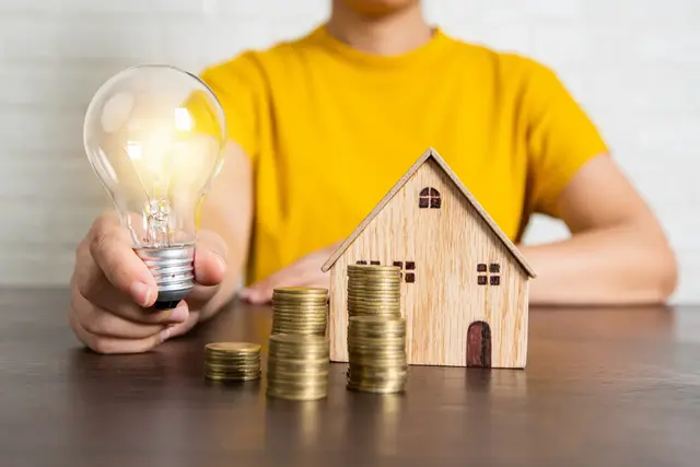 Der Stromspar-Check bleibt kostenlos und soll ab 2027 deutlich ausgeweitet werden. Haushalte mit geringem Einkommen können dadurch leichter Stromkosten senken, etwa durch Vor-Ort-Tipps und den Austausch ineffizienter Geräte. | Foto: khwanchai/stock.adobe.com