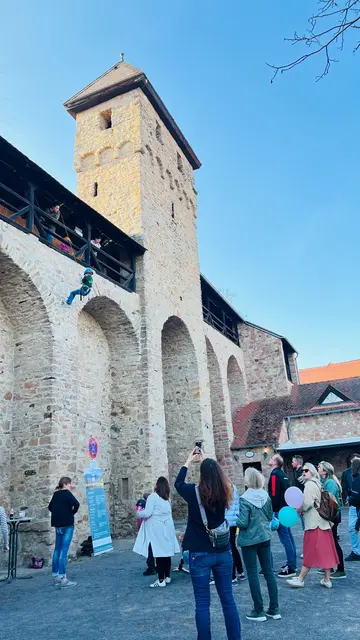 Erlebnispädagogin Chrissy Weyers bietet das beliebte Abseilen der Kinder an der Stadtmauer an | Foto: Franz Brünnler/gratis