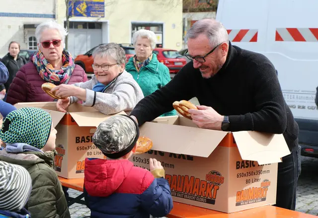 Am Ende eines jeden Sommertagsumzugs in Germersheim gibt es süße Brezeln für die Kinder | Foto: Heike Schwitalla