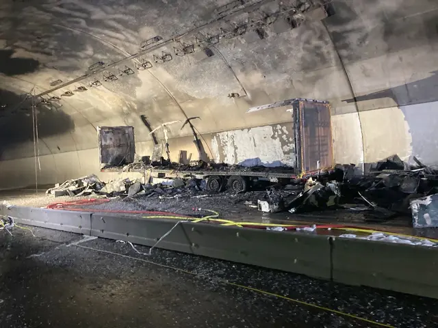 Von dem Anhänger ist nicht viel übriggeblieben. | Foto: dpa