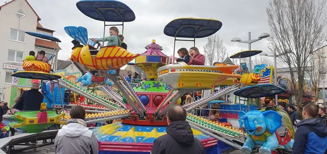 Verkaufsoffener Sonntag Grünstadt 2025: Auch der Vergnügungspark zieht die Besucher an. | Foto: Susanne Kramer