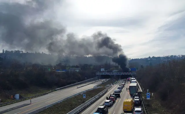 Im Engelbergtunnel entlang der A81 bei Ludwigsburg ist ein Brand ausgebrochen - mit weithin sichtbarer Rauchsäule.  | Foto: dpa